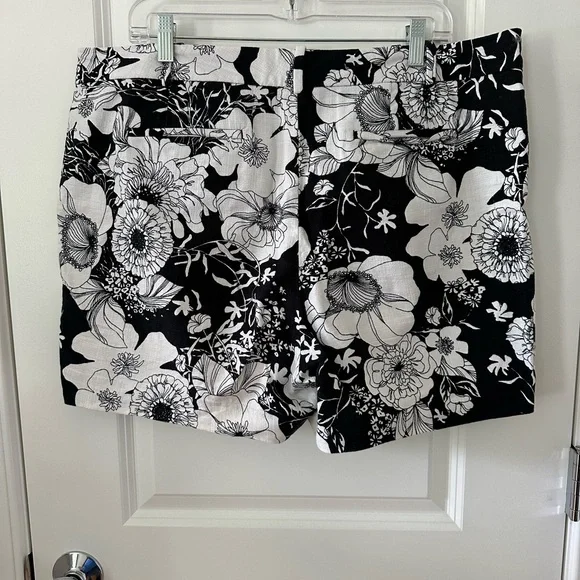 Talbots Black & White Floral Shorts Size 16 - Picture 2 of 3